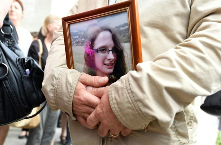 Un homme tient un portrait de Sophie Lionnet à Sens, le 6 juin 2018