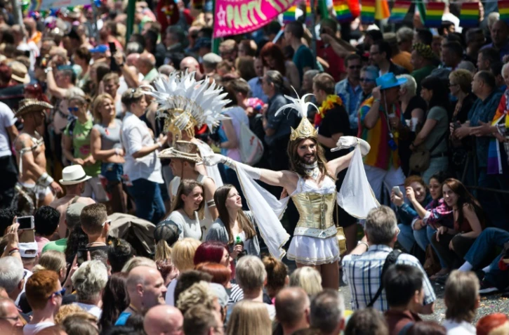 Des participants à la Gay Pride, le 3 juillet 2016 à Cologne