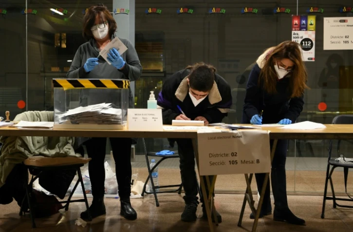 Des employés électoraux comptent les bulletins de vote par voie postale, le 14 février 2021 à Barcelone, en Catalogne