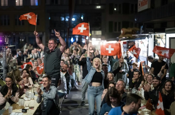 Des supporters laissent éclater leur joie dans le nord-ouest de la Suisse à Bienne, ville natale de l'artiste Némo qui a remporté l'Eurovision, le 12 mai 2024