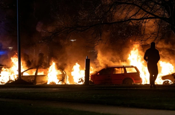 Des véhicules incendiés pendant des manifestations contre l'extrême droite, le 17 avril 2022 à Malmö, en Suède