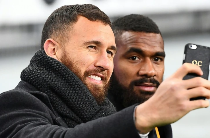 L'ouvreur de l'Australie Quade Cooper (g), blessé et finalement forfait face à la France, fait un selfie, le 19 novembre 2016 au Stade de France