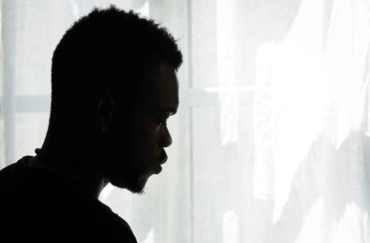 Le réfugié camerounais Emilien Atanga, 24 ans, a trouvé à se loger chez et Joël Elbaz à Paris le 18 juillet 2017