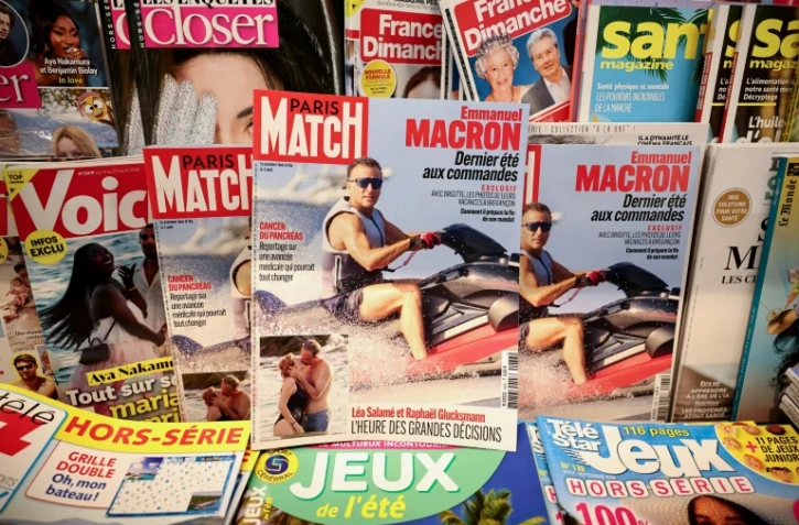 La couverture de la une de "Paris Match" montrant le président Emmanuel Macron faisant du jet-ski, photographiée le 14 août 2026 