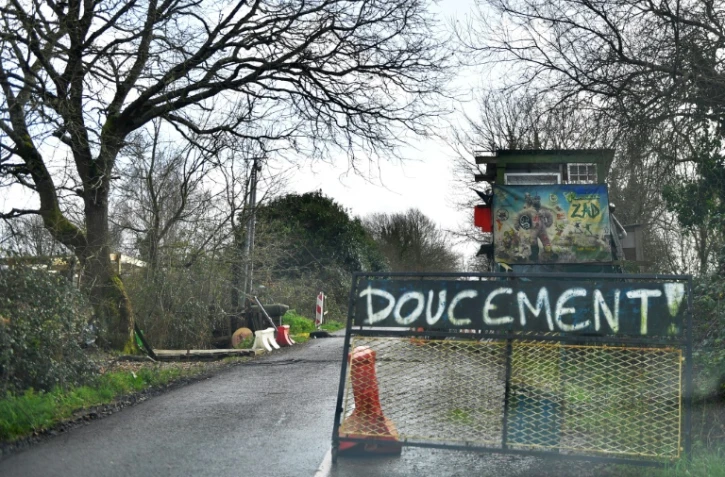 Des plots et barrières bloquent une départementale traversant la zad de Notre-Dame-des-Landes, le 16 janvier 2018 près de Nantes