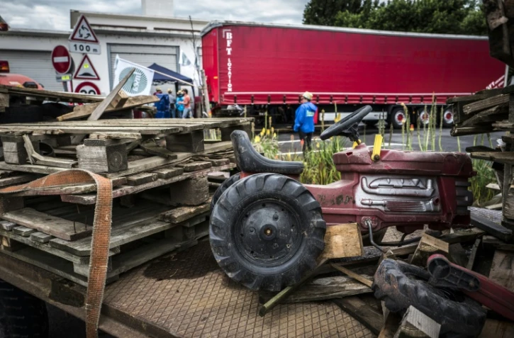 Des agriculteurs bloquaient le 11 juin 2018 l'accès au port fluvial Edouard Herriot