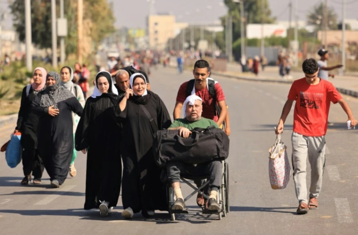 Des Palestiniens fuient la ville de Gaza vers le sud, le 7 novembre 2023