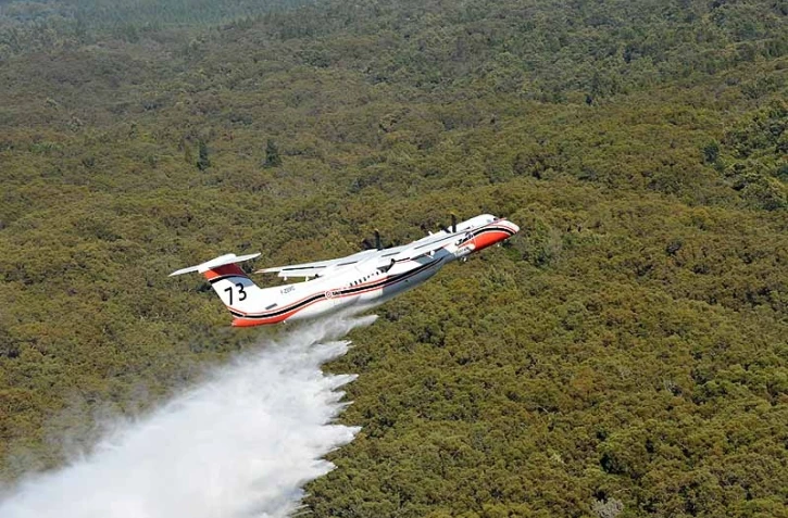 Mercredi 20 Octobre 2010

Le Dash 8, avion bombardier d'eau, au Maïdo (Photo Thomas Campeaux)