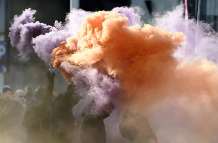 Des manifestants brandissent des fumigènes pour protester contre la venue de Marine Le Pen à Nantes, le 25 février 2017
