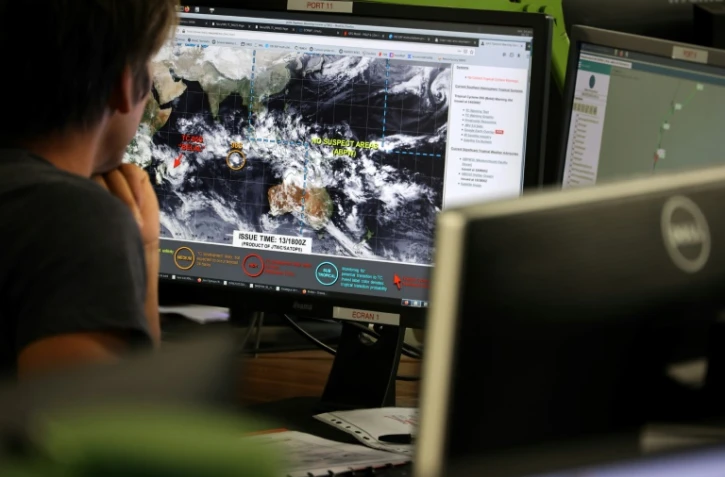 Un météorologue de Météo France surveille la trajectoire du cyclone Belal qui devrait frapper La Réunion, le 14 janvier 2024 à Saint-Denis-de-La Réunion