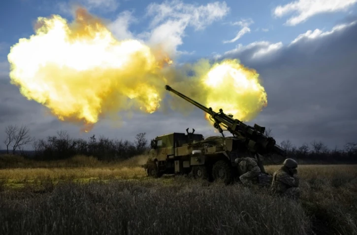 Des militaires ukrainiens tirent avec un obusier automoteur Caesar vers des positions russes dans l'est de l'Ukraine, le 28 décembre 2022