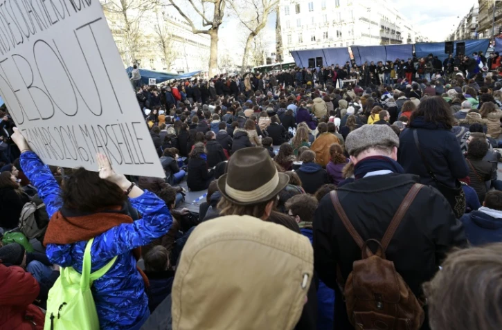Des centaines de personnes participent à la "Nuit debout" le 7 avril 2016 place de la République à Paris 