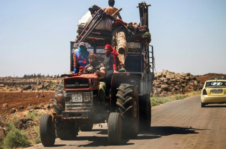 Une famille syrienne fuit à tracteur les combats à Deraa, le 21 juin 2018