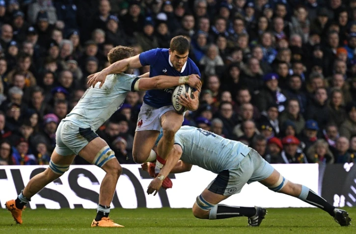 L'ailier du XV de France, Damien Penaud, est plaqué par les Ecossais Jamie Ritchie (g) et Scott Cummings, lors du Tournoi des Six nations, le 8 mars 2020 au stade Murrayfield à Edimbourg