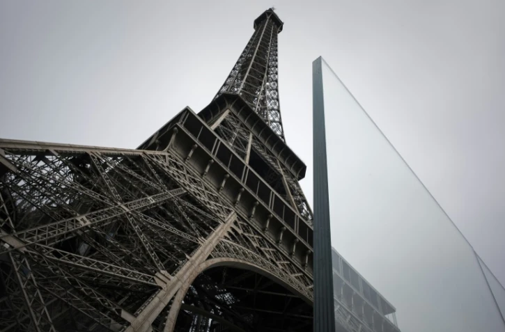 Le panneau de verre qui doit protéger la Tour Eiffel des attaques, y compris d'impacts de balles, pris en photo le 14 juin 2018