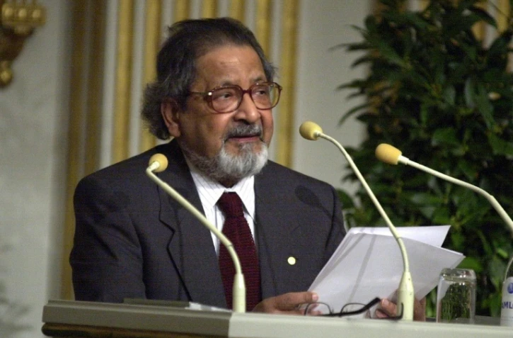 L'écrivain britannique V.S. Naipaul, ici lors de son discours après son prix Nobel de littérature, à Stockholm le 7 décembre 2001