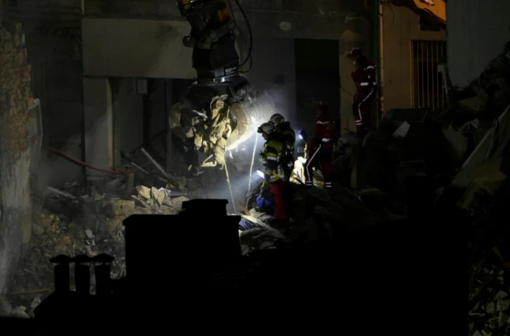 Des équipes de secours sur les lieux de l'effondrement d'un immeuble d'habitation, le 9 avril 2023 à Marseille