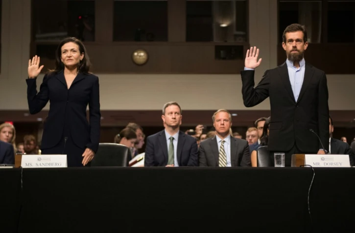 Le patron de Twitter Jack Dorsey (à droite) et la numéro deux de Facebook Sheryl Sandberg sont auditionnés au Congrès américain   