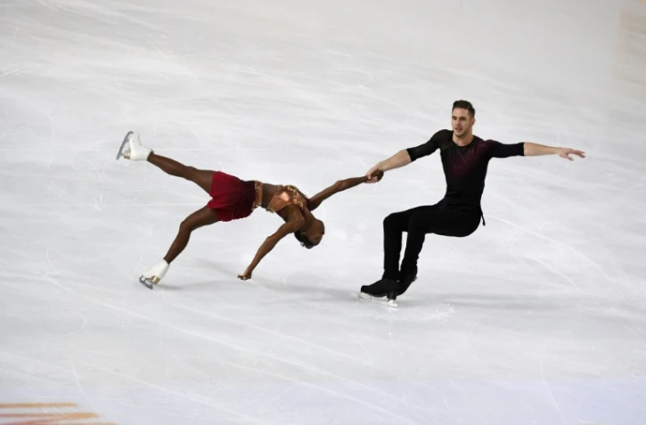 Le couple français Vanessa James et Morgan Ciprès lors du programme court des Internationaux de France de patinage artistique, le 23 novembre 2018 à Grenoble