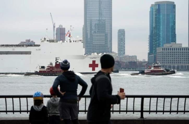 Le navire-hôpital militaire USNS Comfort arrive à Manhattan le 30 mars 2020, pour soulager les hôpitaux new-yorkais débordés par l'épidémie de coronavirus