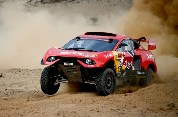Le pilote français Sébastien Loeb et son copilote monégasque Daniel Elena lors d'une séance de pilotage à la veille du contrôle technique à Djeddah, le 31 décembre 2020, en vue du Rallye Dakar 2021, qui se déroulera cette année en Arabie Saoudite du 3 au 15 janvier 2021.