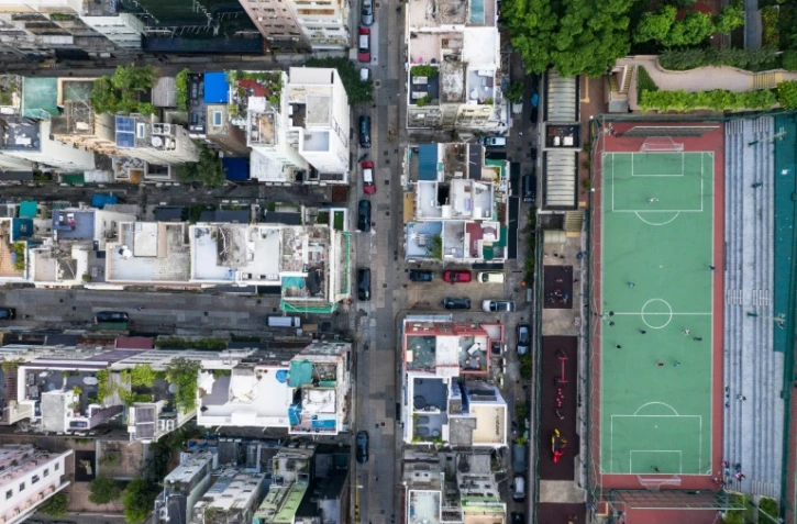 Vue aérienne d'un terrain de footaball et d'immeubles résidentiels à Hong Kong, le 30 octobre 2018