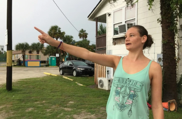 Kaycee Meyer, 29 ans, trouve qu'attendre l'arrivée de l'ouragan Dorian est une expérience plutôt cool. Elle est photographiée mercredi 4 septembre à Folly Beach, en Caroline du Sud