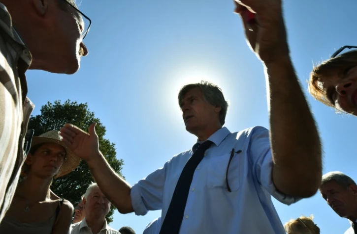 Le ministre de l'Agriculture Stephane Le Foll (c) s'entretient avec des agriculteurs, le 27 août 2016, à Mareil-en-Champagne (nord-ouest)