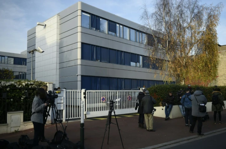 uaDes journalistes devant le siège du FN à Nanterre, dans les Hauts-de-Seine, le 14 décembre 2015