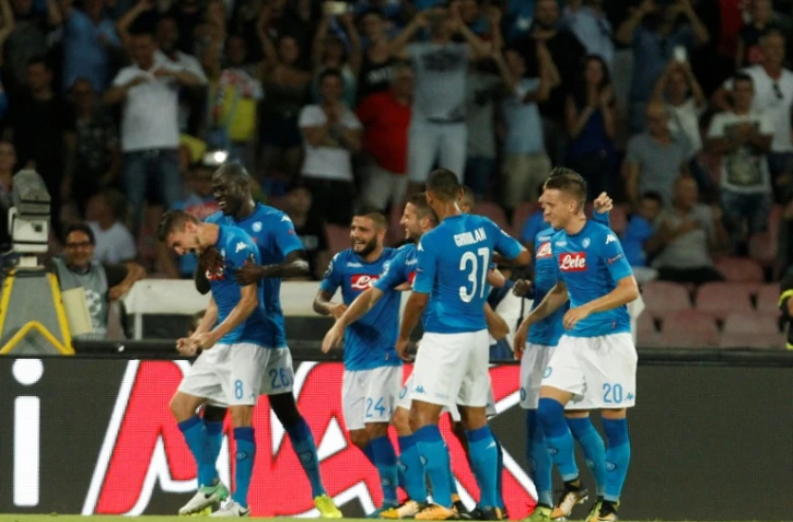 Les joueurs de Naples à la fête après le but du break par Jorginho (g), sur penalty, contre l'OCG Nice, le 16 août 2017 à San Paolo