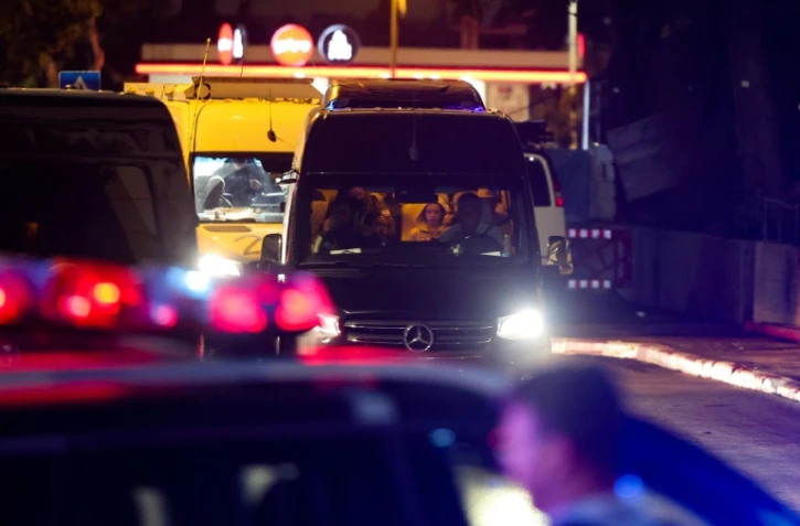 Un convoi transportant des otages libérés par le Hamas arrive au centre medical Sheba de Ramat Gan, en Israël, le 26 novembre 2023