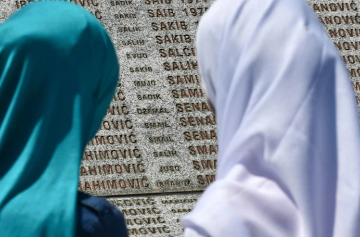 Des femmes bosniaques survivantes du massacre de Srebrenica se recueillent le 11 juillet 2017 devant les nom du mémorial de Potocari, près de Srebrenica