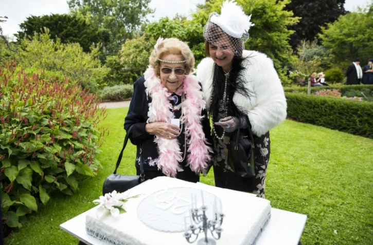 Le 15 septembre 2015, Joan Nott et sa fille Linda Burfitt regardent le gâteau d'anniversaire confectionné en l'honneur d'Agatha Christie, née il y a 125 ans, à Torquay (Royaume-Uni)