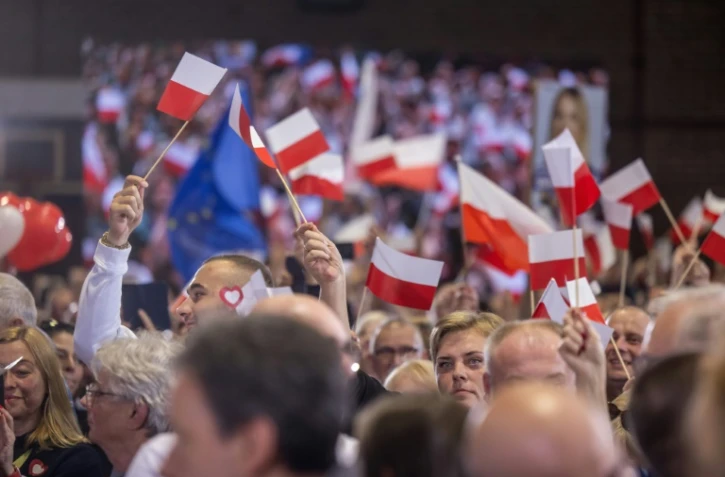Des partisans du principal parti d'opposition, la Coalition civique, brandissent des drapeaux polonais lors d'un rassemblement Ă Pruszkow, en Pologne