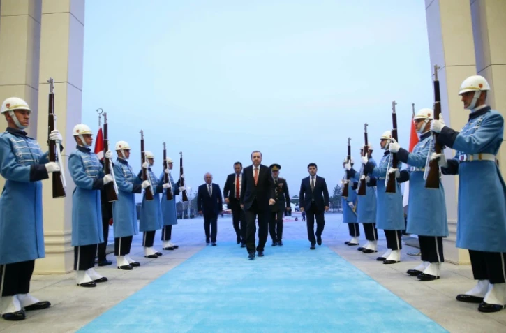 Image fournie par le service de presse présidentiel turc du président Erdogan, le 16 février 2016, lors d'une visite de la mosquée du peuple de Bestepe, à Ankara