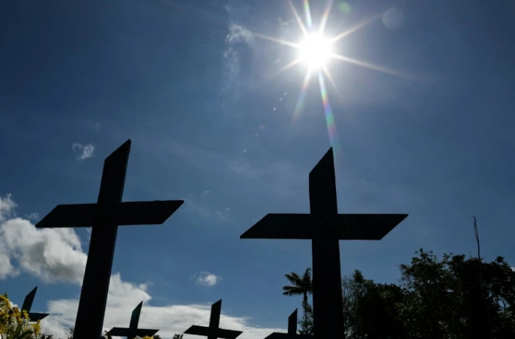 Au cimetière Nossa Senhora Aparecida , où des personnes décédées du Covid-19 sont enterrées quotidiennement, à Manaus, capitalme de l'Etat de l'Amazonas, Brésil, le 2 juin 2020