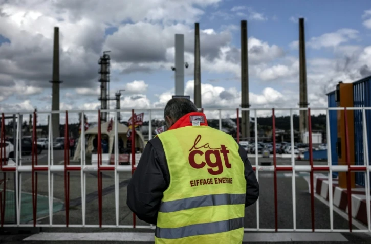 Un militant de la CGTle 24 mai 2016 devant la raffinerie de Feyzin près de Lyon 
