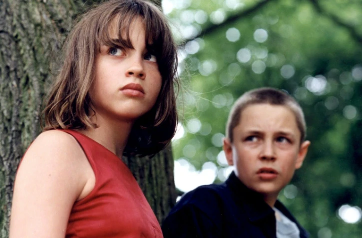 L'actrice Adèle Haenel (G), alors âgée de 13 ans et Vincent Rottiers (D) sur le tournage, en 2002, du film français "Les diables" réalisé par Christophe Ruggia qu'elle accuse aujourd'hui de harcèlement sexuel