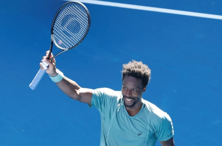 Le Français Gaël Monfils célèbre sa victoire sur l'Américain Taylor Fritz au 3e tour de l'Open d'Australie, à Melbourne, le 18 janvier 2025