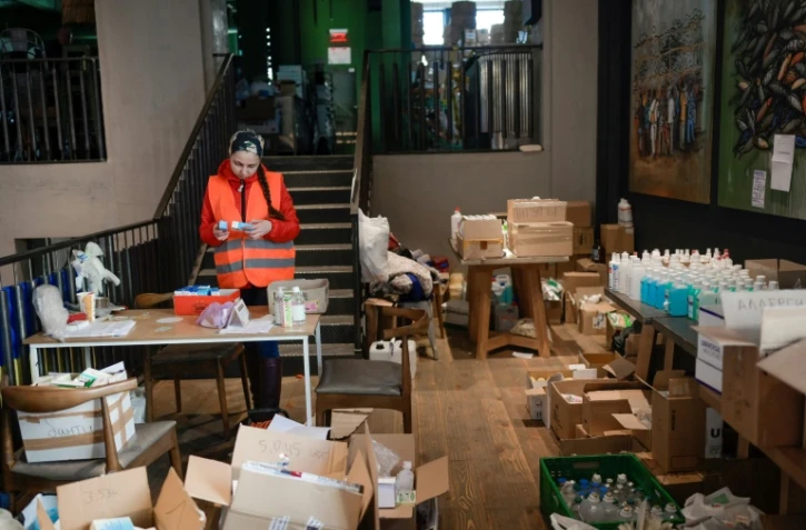 Une bénévole organise la distribution d'aide à des milliers de civils, à Odessa, en Ukraine, le 13 mars 2022