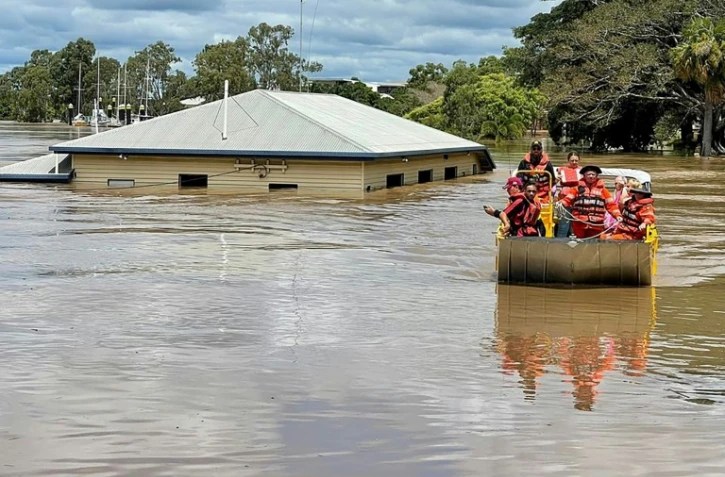 Des sauveteurs évacuent en bateau des habitants dans une zone inondée de Maryborough, dans le Queensland, le 1er mars 2022 en Australie