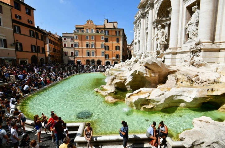 Des touristes devant la fontaine de Trévi à Rome, le 26 août 2018