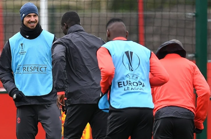 L'attaquant de Manchester United Zlatan Ibrahimovic (g) lors d'une séance d'entraînement à Carrington, le 12 avril 2017