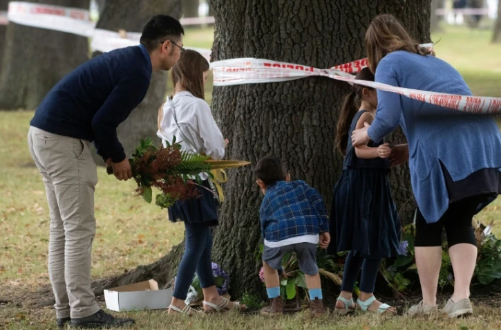 Des Néo-Zélandais rendent hommage aux victimes d'une attaque près d'une mosquée de Christchurch le 17 mars 2019