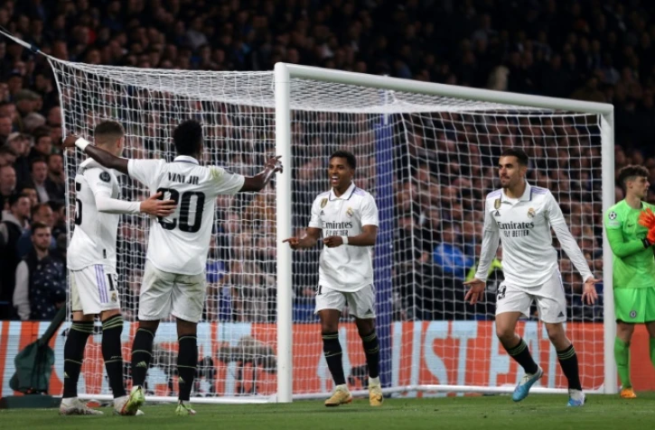 Les joueurs du Real Madrid célèbrent le but de Rodrygosur la pelouse de Chelsea à Stamford, le 18 avril 2023 