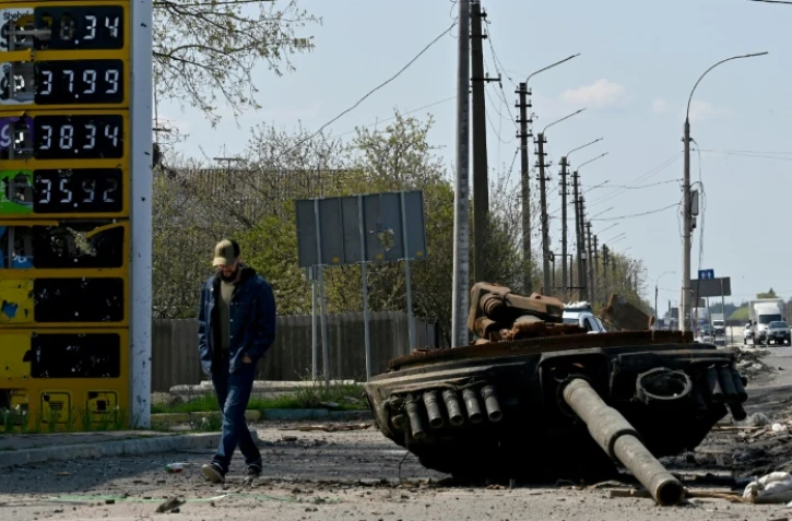 La tourelle d'un char russe détruit près d'une station-service à Skybyn, au nord-est de Kiev, le 2 mai 2022 en Ukraine