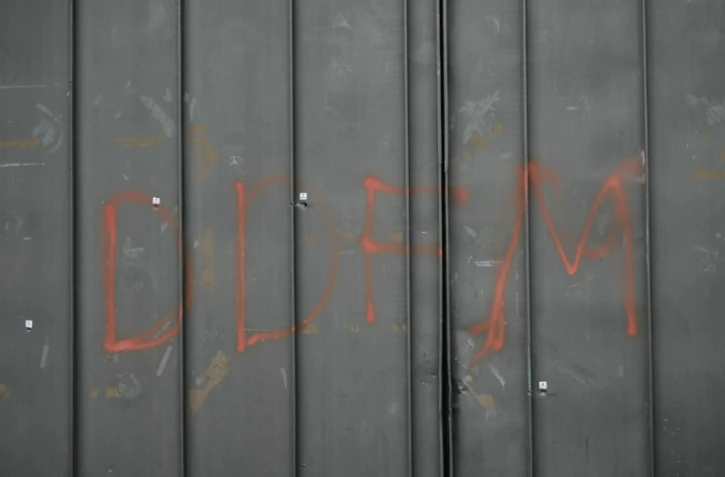 Des impacts de balles et l'inscription "DDFM" sur le mur de la prison de Toulon-La Farlède, près de Toulon, le 15 avril 2025