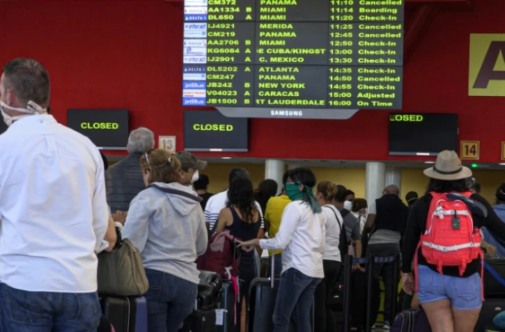 Des voyageurs attendent à l'aéroport José Marti de La Havane un vol pour rentrer dans leurs pays, le 23 mars 2020 à Cuba