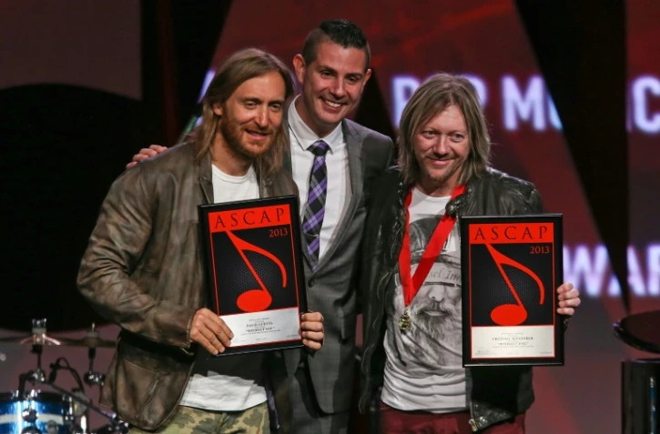 David Guetta (g) et Fred Riester (d) reçoivent ensemble un prix aux ASCAP Awards à Hollywood en 2013