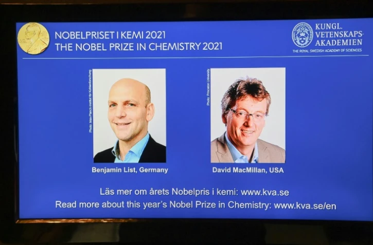 Le prix Nobel de chimie sacre le 6 octobre 2021 à Stockholm l'Allemand Benjamin List (G) et l'Américain David MacMillan 
